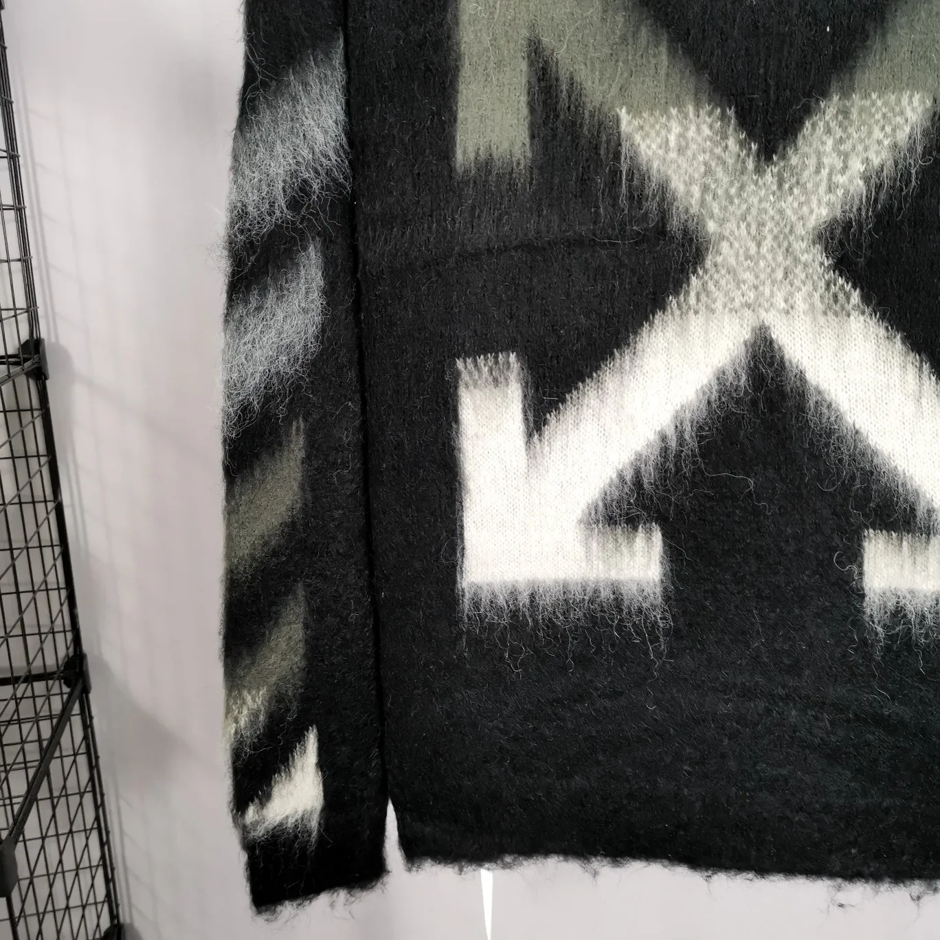 The new top tested version OFFWHITE (OW) Gradient Mohair Striped Arrow Sweater Hoodie Gradient Rendering Arrow Couple Knitted Sweater Mohair sweater OW will be released every year🛒 The same style and ever-changing colors, really no girl does not love it, it is super suitable for wearing under a down jacket in winter, and will not be bloated! If the lower body is missing, their favorite os version🙋🏻‍♀️ intuitively adds natural softness and fairy beauty effect, which is the best choice! The upper body is lightweight and does not weigh down the body while keeping warm. The sleeves and the gradient arrow parts on the back are repeatedly patterned until the gradient level is satisfied before large-scale products are released. The craftsmanship is extremely demanding. Each sweater is woolen at least ten times to give it a plush, thick feel and good fluffiness! ✅ Fabric composition: 50% mohair 32 spandex 18% wool, three-level anti-pilling Color: black and white gradient Sizes Mohair is lighter and softer, so be careful not to machine wash it, not machine washable! ! emphasize! !  ⚠️Hand wash with warm water and cold water P:440